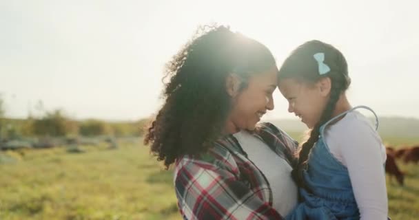 Aşk Inekler Kadınlar Yazın Sürdürülebilir Hayvan Çiftliğinde Gülen Bir Çocuğu — Stok video