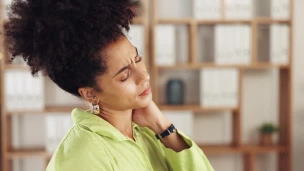 颈部疼痛和妇女在办公室在夜间与关节受伤 肌肉问题或不良的姿势 在焦虑 健康和忧虑的情况下加班时疲劳 精疲力尽和身体疲劳 — 图库视频影像