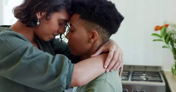 女同性恋 关心和同情而跳舞 在家里放松和团结在一起 平静的女性放松 在室内共舞 以支持同性恋 Lgbtq或同性恋关系 — 图库视频影像