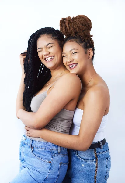 Радуйся Выглядит Красиво Студийный Снимок Двух Красивых Молодых Женщин Позирующих — стоковое фото