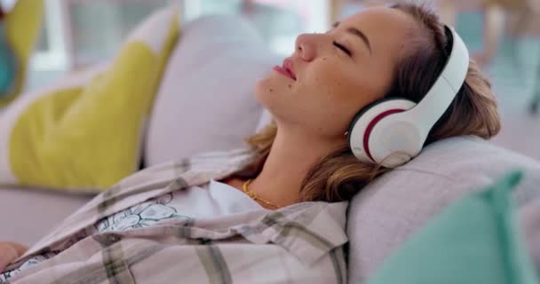 Rahatlayın Kulaklıklar Kadın Kanepede Müzik Akışı Akıl Sağlığı Sağlığı Için — Stok video