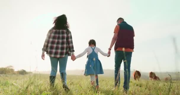 Gård Föräldrar Och Barn Som Vandrar Landsbygden Medan Håller Hand — Stockvideo