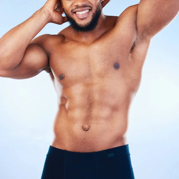 黒人男性 フィットネスと体 笑顔と腹筋 筋肉と強い青の背景に健康的かつアクティブです スタジオで裸の腹部 ワークアウトとウェルネスを持つ白人男性 運動やボディビルダー — ストック写真
