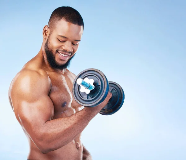 Zwarte Man Met Glimlach Fitness Bodybuilder Gewichtheffen Met Halter Biceps — Stockfoto