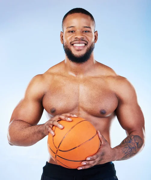 バスケットボール選手 黒の男と笑顔でスタジオの肖像画 シャツのないか青の背景によってスポーツのために幸せ 若いフィットネスの専門家 開発のための手で体の健康やボール スポーツやゲーム — ストック写真