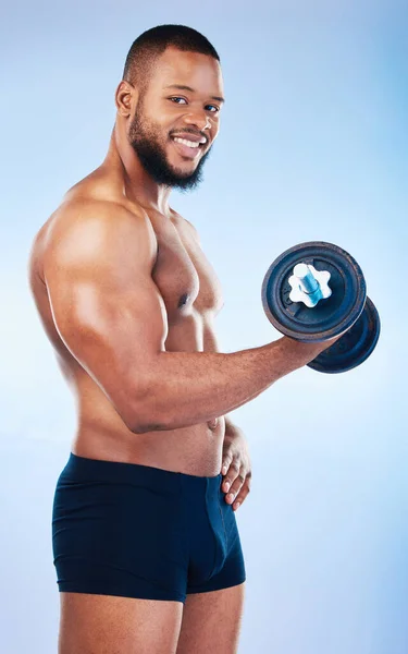 Černoch Cvičení Vzpírání Činka Biceps Svalový Trénink Úsměv Portrétu Modrém — Stock fotografie