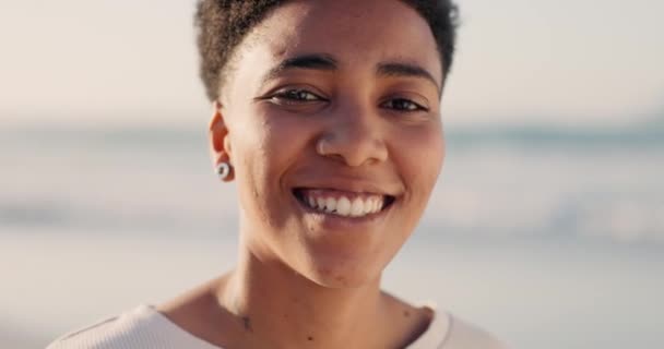 Χαρούμενη Μαύρη Γυναίκα Στην Παραλία Φυσικό Πορτρέτο Υπαίθριες Διακοπές Και — Αρχείο Βίντεο