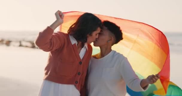 在迈阿密 女同性恋者在海滩亲吻 人们喜欢带着同性恋骄傲的旗帜夏天和奇怪的自由 Gen Lgbtq夫妇在海边拥抱 在假日和快乐的女人在夕阳西下一起旅行 — 图库视频影像