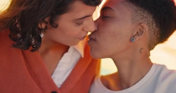 Lgbt Lésbicas Casal Beijam Com Bandeira Para Mulheres Orgulho Amor — Vídeo de Stock
