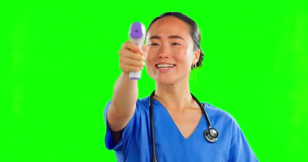 亚洲妇女 医生和体温计 大拇指高举在绿色屏幕上 在工作室背景下取得医疗保健成功 护士形象与红外扫描仪显示拇指情感 是或类似的在模型上 — 图库视频影像