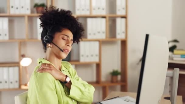 Zwarte Vrouw Call Center Schouder Pijn Door Computer Stress Burn — Stockvideo