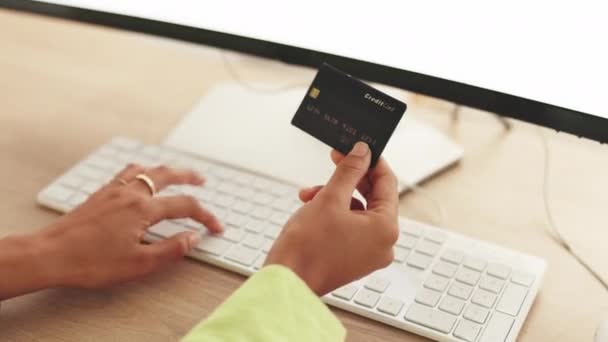 Manos Mujer Tarjeta Crédito Comercial Computadora Para Comercio Electrónico Finanzas — Vídeo de stock
