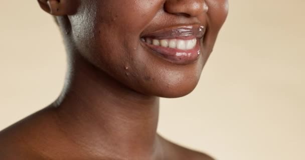 スタジオの背景に笑顔 健康と歯の衛生と閉鎖 黒の女性と口腔衛生 ズーム アフリカ系アメリカ人女性の歯の化粧品 面白いと幸福やきれいな口で笑って — ストック動画