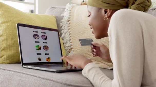 Laptop Kreditkort Och Svart Kvinna Online Shopping För Mat Webbplatsen — Stockvideo