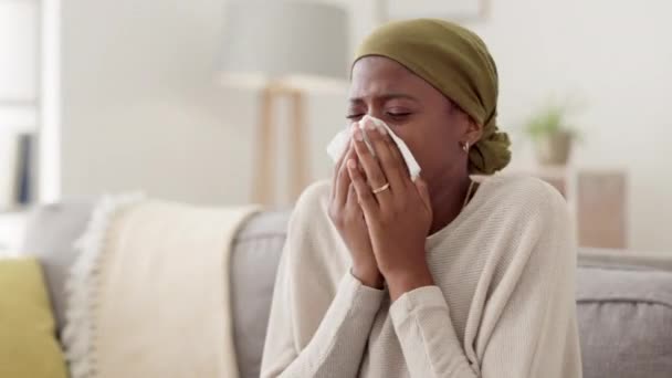 黑人妇女 组织和打喷嚏 生病和健康与感冒或流感 疾病和病毒在家里 过敏和干草热 鼻窦炎 女性在客厅中的健康问题 — 图库视频影像
