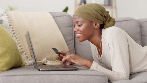 自宅で支払いのためのリビングルームでノートパソコン クレジットカードと黒の女性オンラインショッピング フィンテックのウェブサイト またはソファでの購入のためのコンピュータを持つ幸せな女性のEコマースと笑顔 — ストック動画