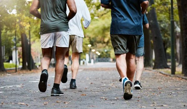 Fitness Mężczyźni Klub Biegania Parku Przycięte Nogi Przyrodzie Ćwiczeń Ścieżce — Zdjęcie stockowe