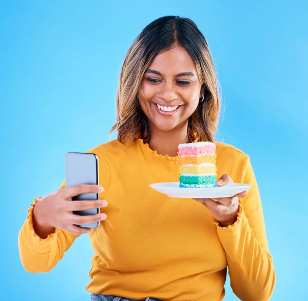케이크 스튜디오에서 셀카를 식사를 즐기면서 미디어에 미소를 짓는다 생일잔치 프로필 — 스톡 사진