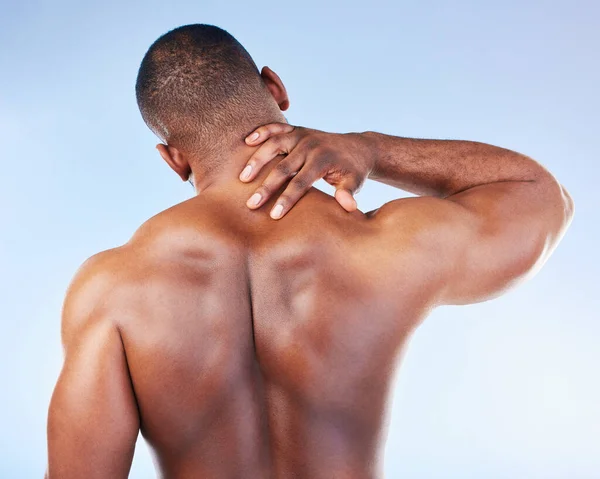 흑인이고 의학적 보이는 배경에 운동으로 근육통 — 스톡 사진