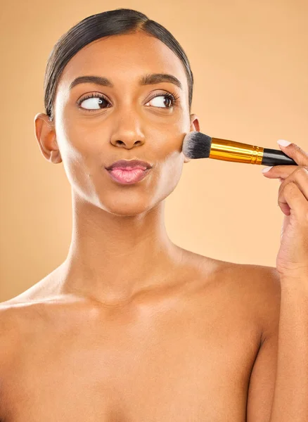 Indiase Vrouw Schoonheid Borstel Voor Make Met Cosmetische Tools Huid — Stockfoto