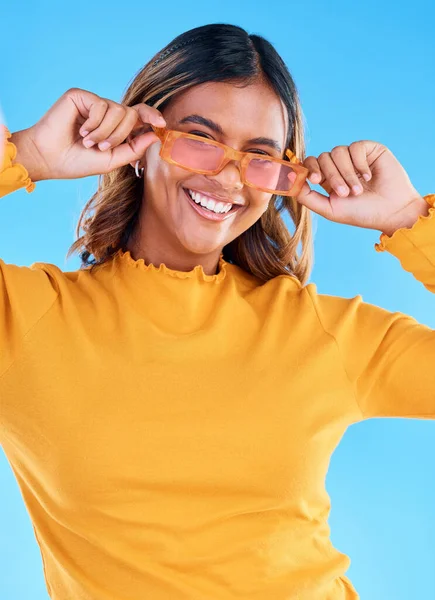 Kacamata Mode Senyum Remaja Dan Wanita Bahagia Dengan Pakaian Merek — Stok Foto