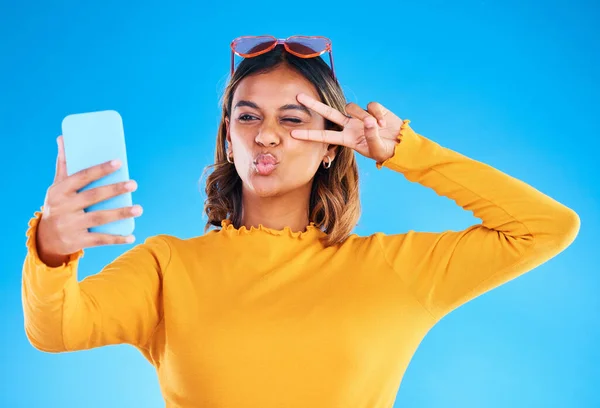 Sosyal Medya Için Profil Fotoğrafı Çeken Bir Kadının Selfie Stüdyo — Stok fotoğraf