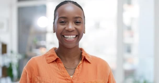 Счастливая Смеющаяся Портрет Черной Женщины Гордостью Счастье Комедию Уверенность Мбаппе — стоковое видео