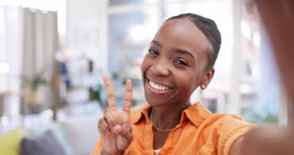 Selfie Sourire Visage Femme Noire Bureau Avec Emoji Signe Paix — Video