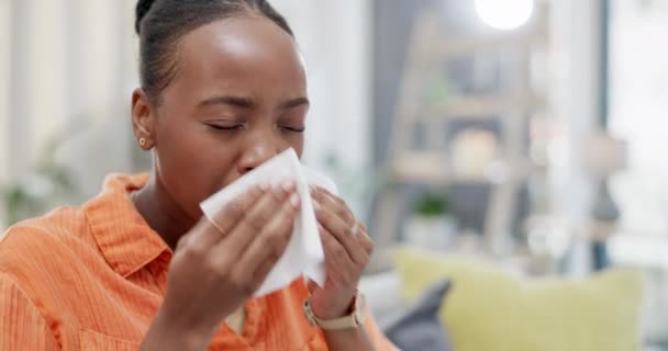 Αρρωστημένη Μαύρη Γυναίκα Ιστός Και Μύτη Στο Σπίτι Για Αλλεργίες — Αρχείο Βίντεο
