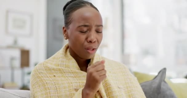 Sjuk Svart Kvinna Influensa Och Hosta Hemmet Förkylning Coronavirus Allergi — Stockvideo