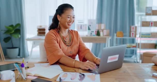 Возбужденная Азиатская Женщина Ноутбук Празднование Победы Продажи Хорошие Новости Малом — стоковое видео