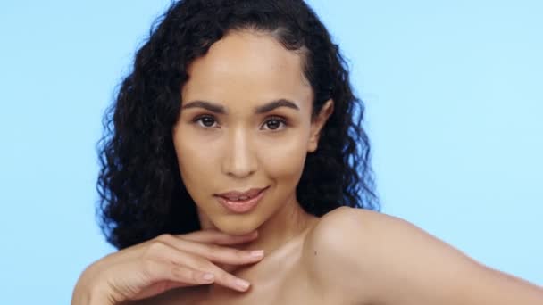 Huid Vrouw Aanraking Lichaam Blauwe Achtergrond Gezicht Wellness Dermatologie Studio — Stockvideo
