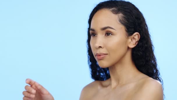 Cilt Bakımı Kadın Düşünceli Yüz Stüdyoda Güzellik Dermatoloji Mavi Arka — Stok video