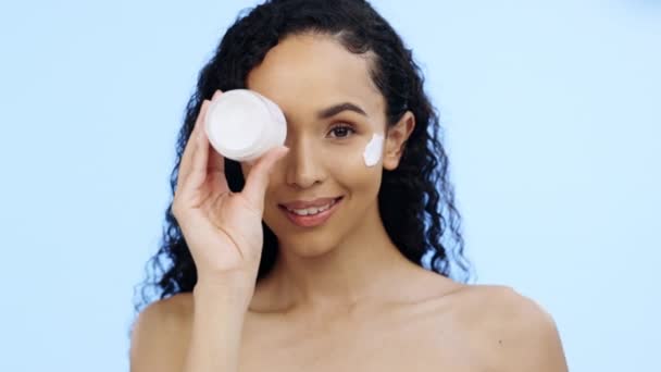 Gezicht Crème Pot Schoonheid Van Vrouw Cosmetica Glimlach Blauwe Achtergrond — Stockvideo