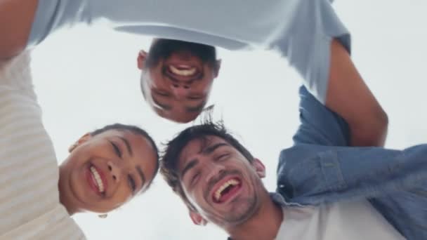 Wajah Tertawa Dan Teman Teman Dalam Kerumunan Dari Bawah Dengan — Stok Video