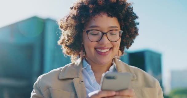 黑人女人和城市网络电话 5G的通信和移动应用聊天镜头闪光灯 在智能手机 手机或社交媒体上发布有趣迷因的年轻创业者或Gen — 图库视频影像