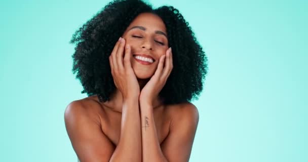 Czarna Kobieta Twarz Afro Pielęgnacji Skóry Lub Kosmetyki Tle Studia — Wideo stockowe
