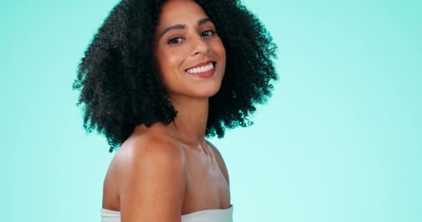 Siyahi Kadın Yüzü Saçı Güzellik Derisine Gülümseyen Stüdyo Arka Planında — Stok video