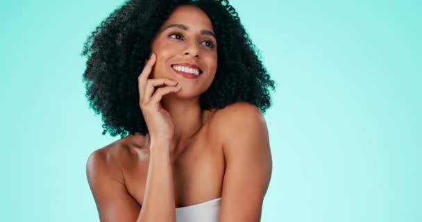 面部和皮肤护理与模特黑人妇女在工作室蓝色背景的自然治疗 美感和化妆品与一个迷人的年轻女性思考她的皮肤常规 — 图库视频影像