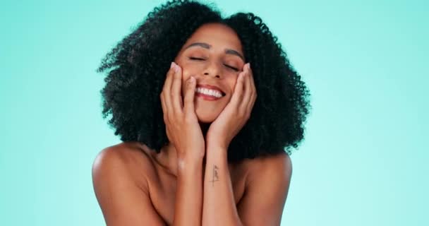 黑人妇女 相貌和非洲裔在美容皮肤护理或化妆品与工作室背景 快乐的非洲裔美国女性微笑着 为自己的妆容 温泉或面部治疗而自恋 或是呵护完美的肌肤 — 图库视频影像