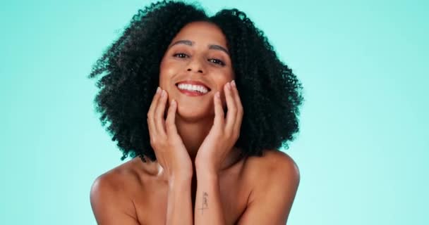 Siyahi Kadın Yüzü Saçı Güzellik Derisi Içinde Gülümseyen Stüdyo Arka — Stok video