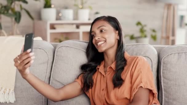 Mujer Teléfono Videollamada Saludando Sofá Sala Estar Para Conversar Discutir — Vídeos de Stock