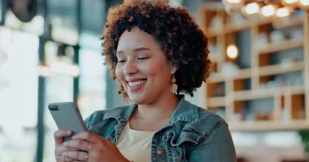 有趣的是 在咖啡馆和智能手机与社交媒体 连接和沟通的黑人妇女 牙买加女性 餐厅里的女士 发短信 上网和上网阅读电子邮件的手机 — 图库视频影像