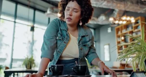 Café Mulher Negra Garçonete Cansada Estresse Excesso Trabalho Com Problema — Vídeo de Stock