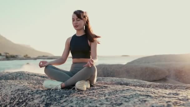 Medytacja Spokój Joga Kobietą Plaży Dla Duchowej Uważności Kondycji Wellness — Wideo stockowe