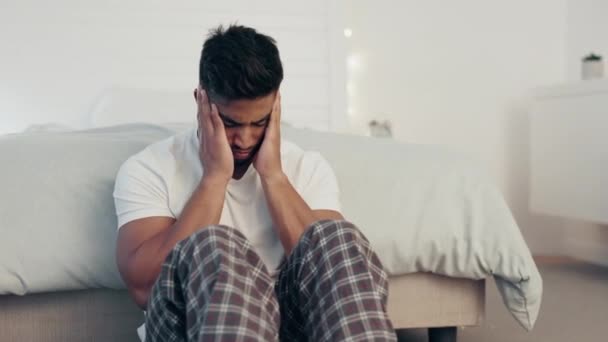 Geestelijke Gezondheid Angst Stress Met Man Slaapkamer Voor Gefrustreerd Probleem — Stockvideo