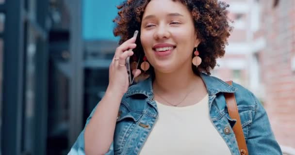 Žena Telefonát Komunikace Městě Mluvení Ahoj Tváří Cestování Technologie Konverzací — Stock video