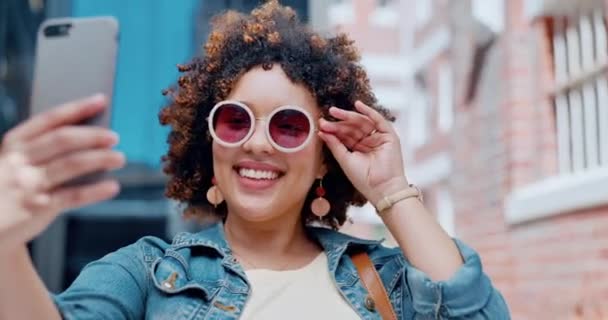 黒人女性 ソーシャルメディアへの影響力 街での自撮り ファッションとサングラス 平和の手のサインと顔 旅行やライフスタイルのブログ 幸せとコンテンツの作成 楽しいとライブストリーミング — ストック動画
