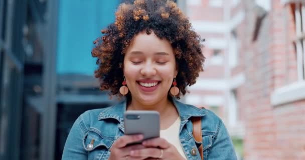 スマートフォンを持つ女性の屋外 ミームと笑いとソーシャルメディアアプリ 街の通信や旅行と顔 テキストメッセージと5Gの技術と幸せな女性と面白い投稿 — ストック動画