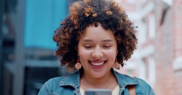 5G技術 モバイルアプリ または大学のチャットのためのスマートフォンを入力して市内の笑い 電話や黒人女性 若い都市部の人やGen Zの学生とともに面白いミームスマートフォン 携帯電話やインターネット上で — ストック動画